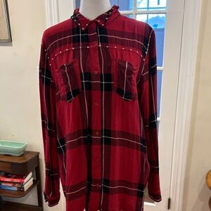 Como Vintage Women’s Red & Black Plaid Button Down Shirt w/silver stud accent.